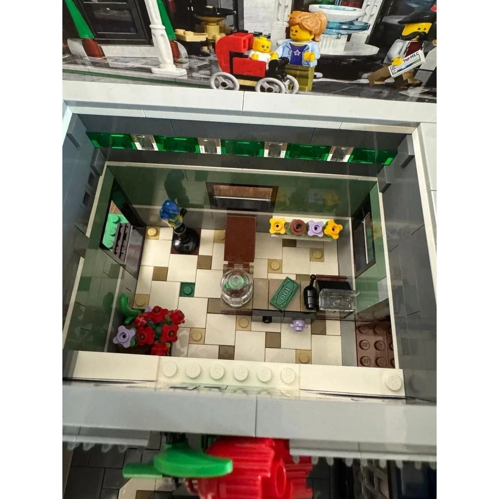 LEGO 10255 Assembly Square 10th Anniversary 99% Complete w/Box No Manual Retired